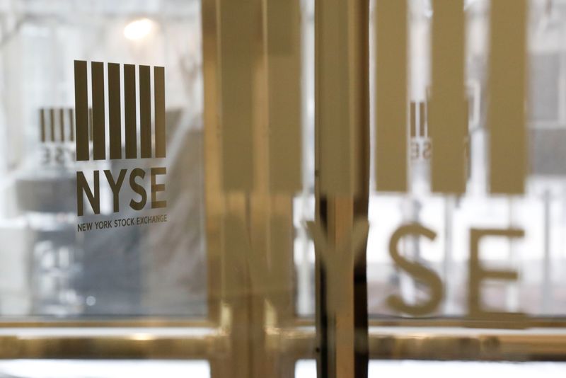 &copy; Reuters. Photo du logo de la Bourse de New York (NYSE) visible sur une porte après la clôture des marchés à New York. /Photo prise le 18 mars 2020 à New York, États-Unis/REUTERS/Lucas Jackson