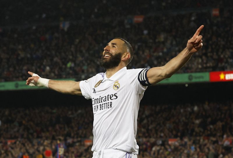 &copy; Reuters. Karim Benzema comemora gol na vitória do Real Madrid sobre o Barcelona
05/04/2023
REUTERS/Albert Gea