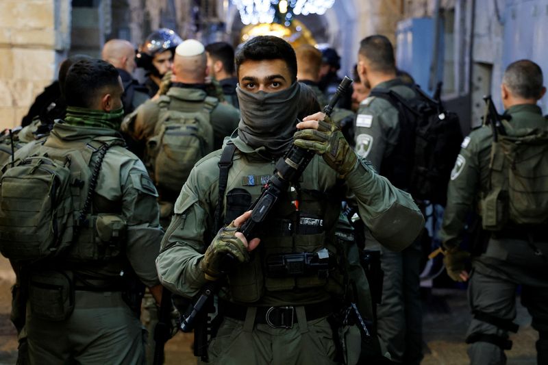 © Reuters. أفراد من شرطة الحدود الإسرائيلية يتمركزون قريبا من الحرم القدسي مع تصاعد التوتر بين القوات الإسرائيلية والفلسطينيين في البلدة القديمة يوم الأربعاء. تصوير: عمار عوض - رويترز 