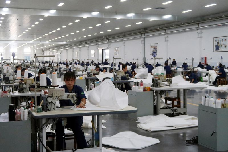 &copy; Reuters. FOTO DE ARCHIVO: Empleados trabajan en la línea de producción de telas filtrantes en la fábrica de filtros Jingjin en Dezhou, provincia de Shandong, China. 25 de agosto, 2022. REUTERS/Siyi Liu