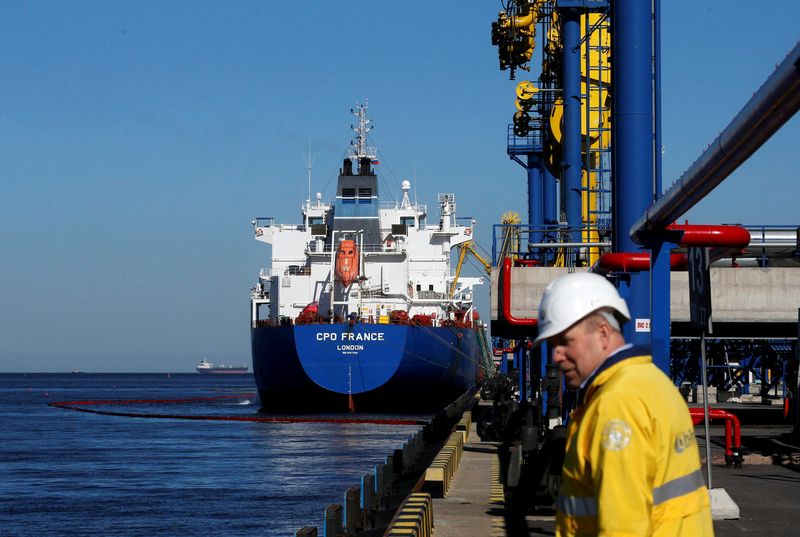 &copy; Reuters. FILE PHOTO: Oil is pumped into an oil tanker at the Ust-Luga oil products terminal in the settlement of Ust-luga, April 9, 2014.    REUTERS/Alexander Demianchuk/File Photo