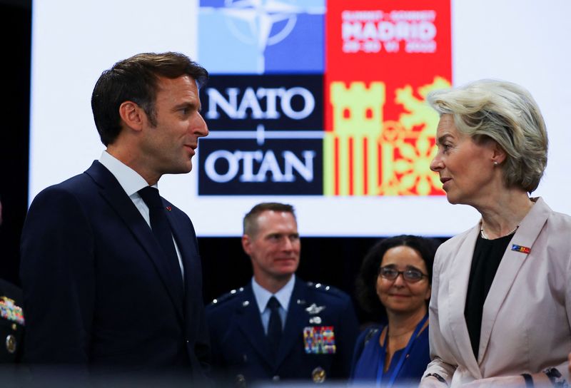 &copy; Reuters. Le président français Emanuel Macron et la présidente de la Commission européenne Ursula von der Leyen assistent à un sommet de l'OTAN à Madrid, en Espagne, le 29 juin 2022. /REUTERS/Violeta Santos Moura