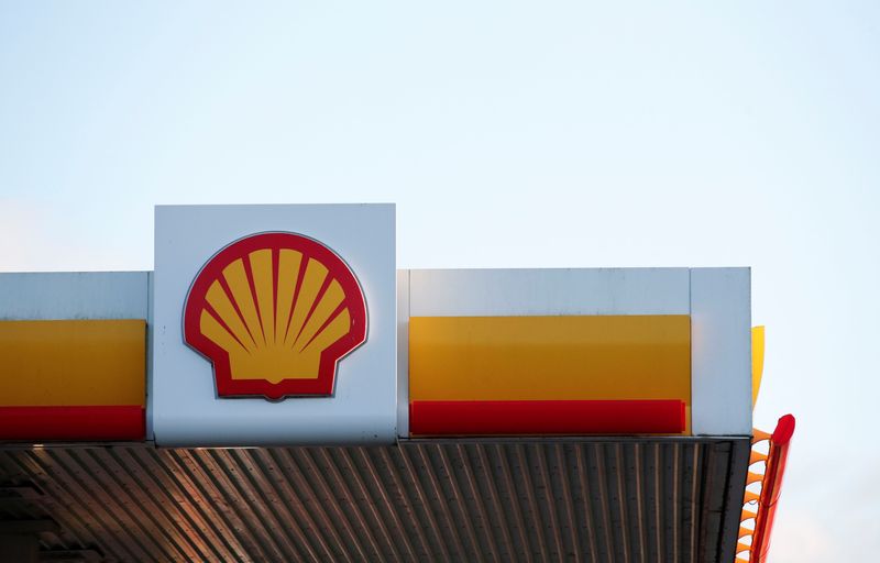 &copy; Reuters. FILE PHOTO: General view of a Shell petrol station sign, in Milton Keynes, Britain, January 5, 2022. REUTERS/Andrew Boyers