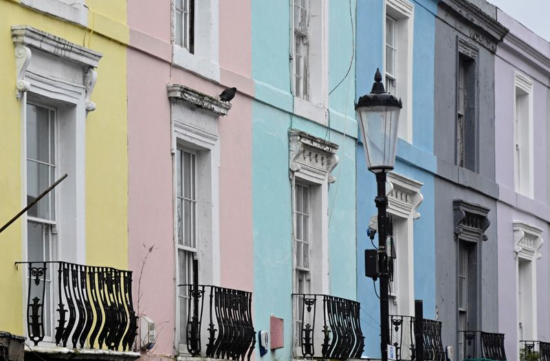 &copy; Reuters. FILE PHOTO:  Painted houses are seen in London, Britain, March 31, 2023. REUTERS/Toby Melville