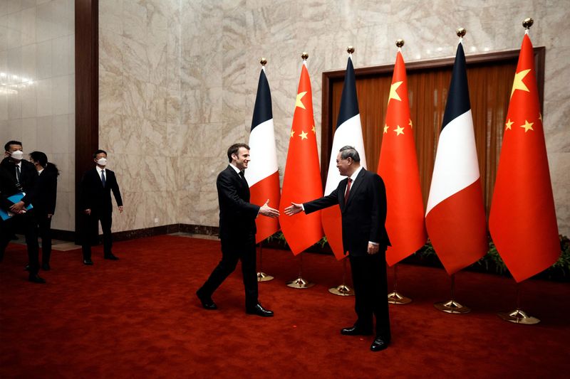 &copy; Reuters. El presidente de Francia, Emmanuel Macron, es recibido por el primer ministro chino, Li Qiang, antes de una reunión en el Gran Salón del Pueblo, en Pekín, China. 6 de abril de 2023. Thibault Camus/Pool vía REUTERS