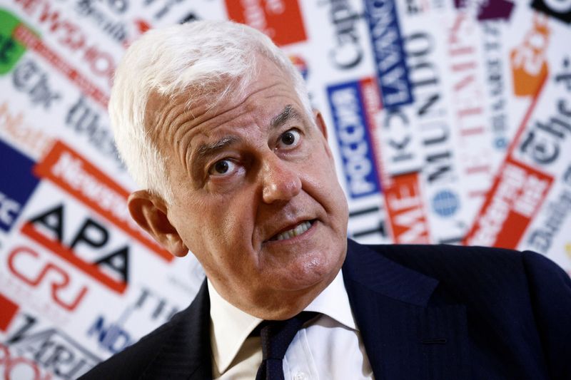 &copy; Reuters. FILE PHOTO: Leonardo CEO Alessandro Profumo speaks to reporters at the foreign press association in Rome, Italy, April 12, 2022. REUTERS/Guglielmo Mangiapane