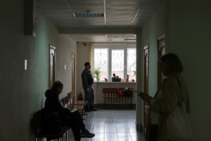 © Reuters. A law enforcement officer stands in the corridor of a court building before the hearing on the case of Russian citizen Alexei Moskalyov, who is accused of discrediting the country's armed forces in the course of Russia-Ukraine military conflict, in the town of Yefremov in the Tula region, Russia, April 6, 2023. REUTERS/Evgenia Novozhenina