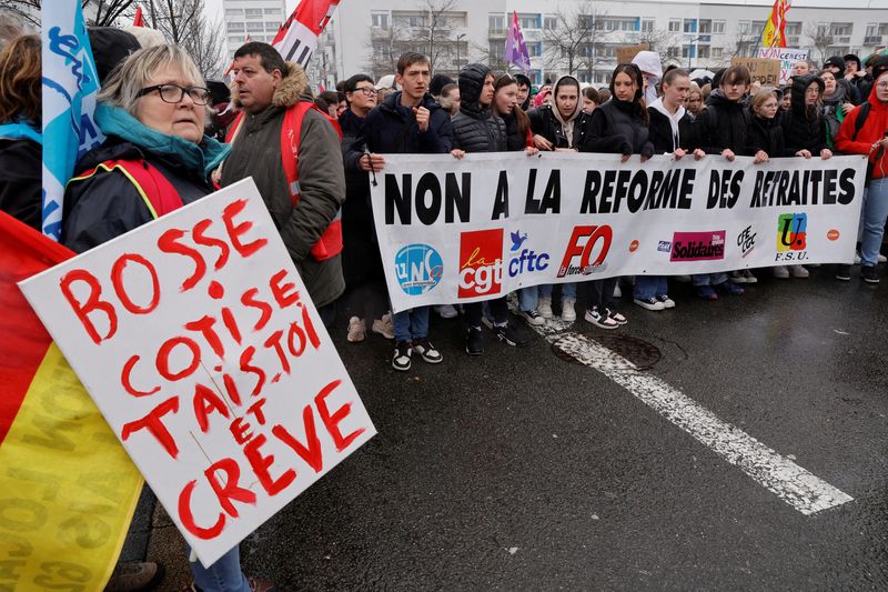 © Reuters. Des manifestants présents à Calais (Pas-de-Calais) le jeudi 6 avril 2023 lors de la 11ème journée nationale de mobilisation contre la réforme des retraites. REUTERS/Pascal Rossignol