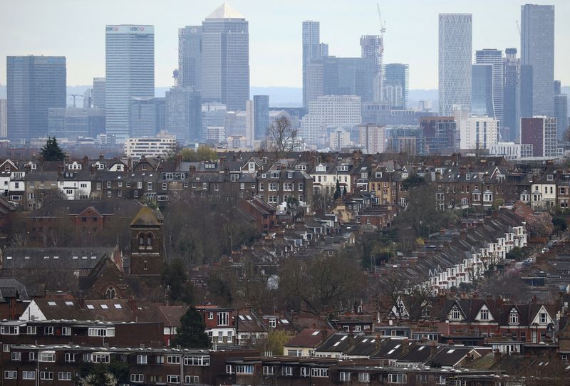 &copy; Reuters. FOTO DE ARCHIVO: Filas de casas frente al horizonte de Canary Wharf en Londres, Reino Unido, 19 de marzo de 2023. REUTERS/Henry Nicholls