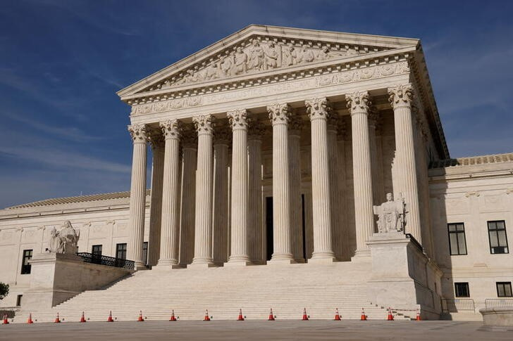 &copy; Reuters. The U.S. Supreme Court building in Washington, U.S. May 17, 2021.  REUTERS/Jonathan Ernst