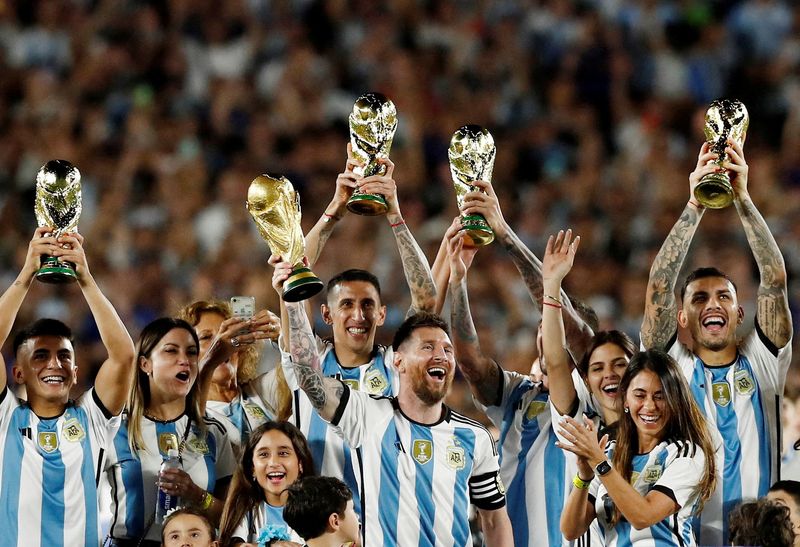 &copy; Reuters. المنتخب الأرجنتيني يحمل كأس العالم بعد مباراة ودية في الأرجنتين يوم الخميس. تصوير: أجوستين ماركاريان - رويترز.
