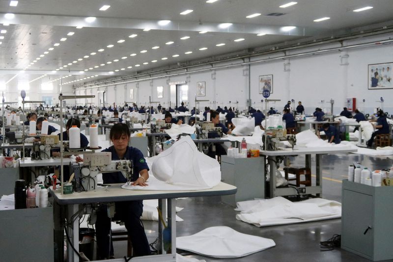 &copy; Reuters. Trabalhadores em fábrica de filtros em Dezhou, China
25/08/2022. REUTERS/Siyi Liu