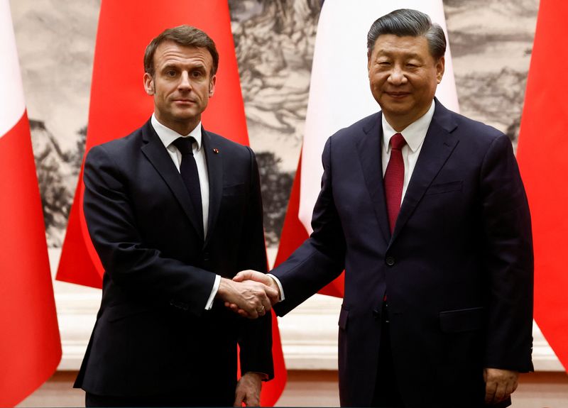 &copy; Reuters. Presidentes da França, Emmanuel Macron, e da China, Xi Jinping, cumprimentam-se durante encontro em Pequim
06/04/2023 REUTERS/Gonzalo Fuentes