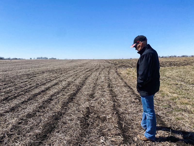 &copy; Reuters. El agricultor Dave Kestel observa sus tierras donde cultiva maíz en su granja de Manhattan, Illinois, Estados Unidos. 14 de marzo de 2023. REUTERS/Cassandra Garrison