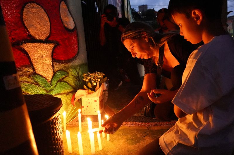 &copy; Reuters. Velas são acendidas em homenagem às vítimas de ataque fatal em creche em Blumenau (SC). 5 de abril de 2023. REUTERS/Vinicius Bretzke