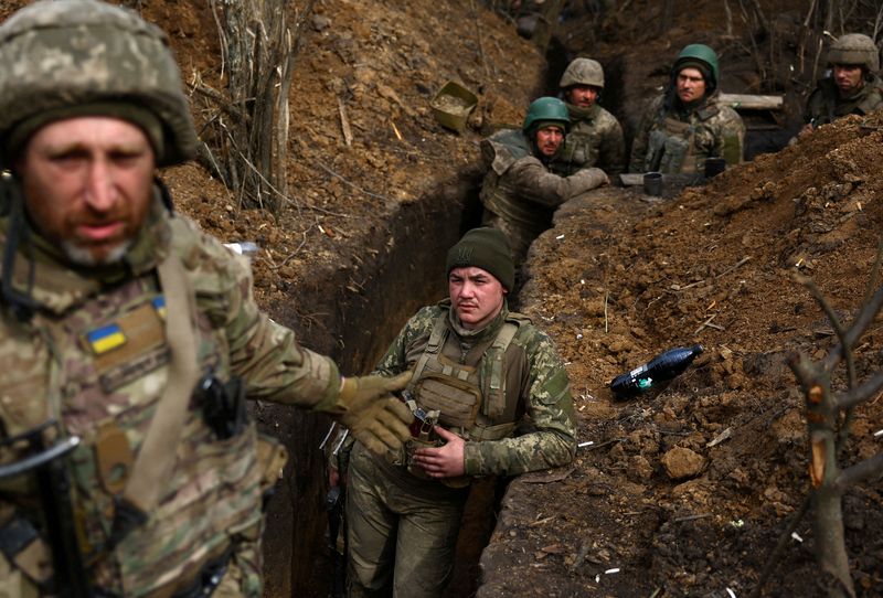 &copy; Reuters. جنود أوكرانيون من اللواء الميكانيكي 28 في خنادقهم بعد إطلاق النار على خط المواجهة في باخموت يوم الأربعاء. 2023. تصوير: كاي بفافينباخ – رويترز.