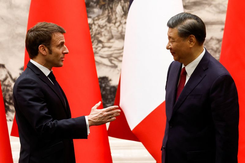 &copy; Reuters. Chinese President Xi Jinping and French President Emmanuel Macron talk at the Great Hall of the People, in Beijing, China, April 6, 2023. REUTERS/Gonzalo Fuentes