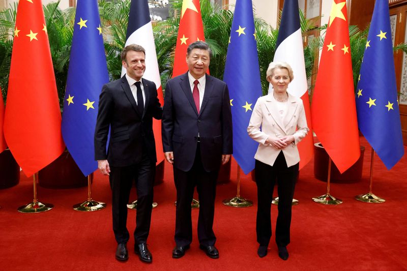 &copy; Reuters. الرئيس الصيني شي جين بينغ والرئيس الفرنسي إيمانويل ماكرون ورئيسة المفوضية الأوروبية أورسولا فون دير لاين قبل اجتماع في بكين يوم الخميس. صور