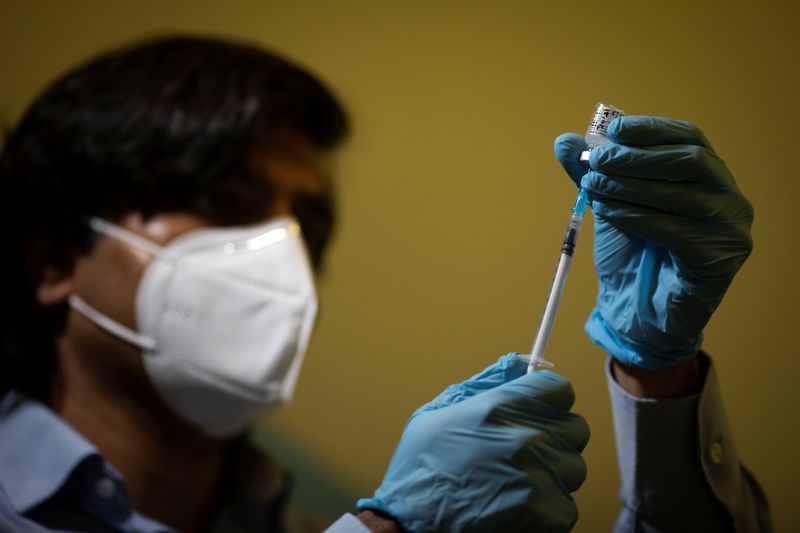 &copy; Reuters. FILE PHOTO: First of two injections of the Pfizer-BioNTech COVID-19 vaccine is drawn into a syringe at the Hurley Clinic in London, Britain December 14, 2020. Aaron Chown/PA Wire/Pool via REUTERS