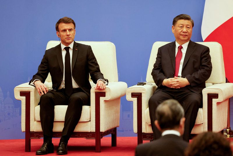&copy; Reuters. الرئيس الفرنسي إيمانويل ماكرون ونظيره الصيني شي جين بينغ خلال مجلس الأعمال الفرنسي الصيني في بكين يوم الخميس. صورة لرويترز من ممثل لوكالات 
