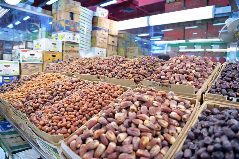 &copy; Reuters. FILE PHOTO: Dates are displayed in a food and dates market in Mecca, Saudi Arabia, August 7, 2019. REUTERS/Waleed Ali