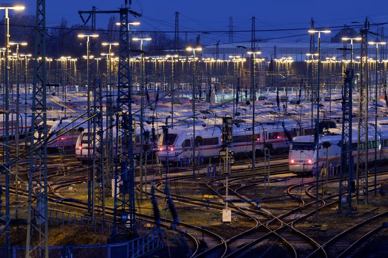 © Reuters. FILE PHOTO: ICE high-speed trains are parked in a depot of German railway company Deutsche Bahn during a nationwide strike called by the German trade union Verdi over a wage dispute in Hamburg, Germany, March 27, 2023. REUTERS/Fabian Bimmer