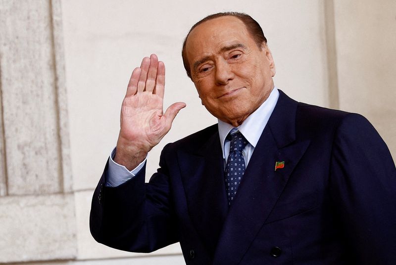 © Reuters. L'ex premier e leader di Forza Italia Silvio Berlusconi davanti al Palazzo del Quirinale a Roma. REUTERS/Guglielmo Mangiapane/