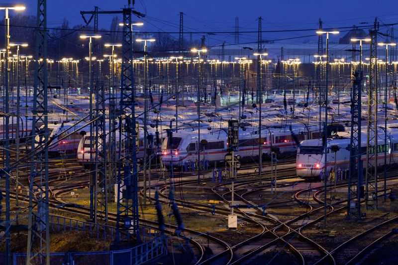 &copy; Reuters. FOTO DE ARCHIVO: Trenes de alta velocidad ICE estacionados en un depósito de la compañía ferroviaria alemana Deutsche Bahn durante una huelga nacional convocada por el sindicato alemán Verdi por una disputa salarial en Hamburgo, Alemania, 27 de marzo 