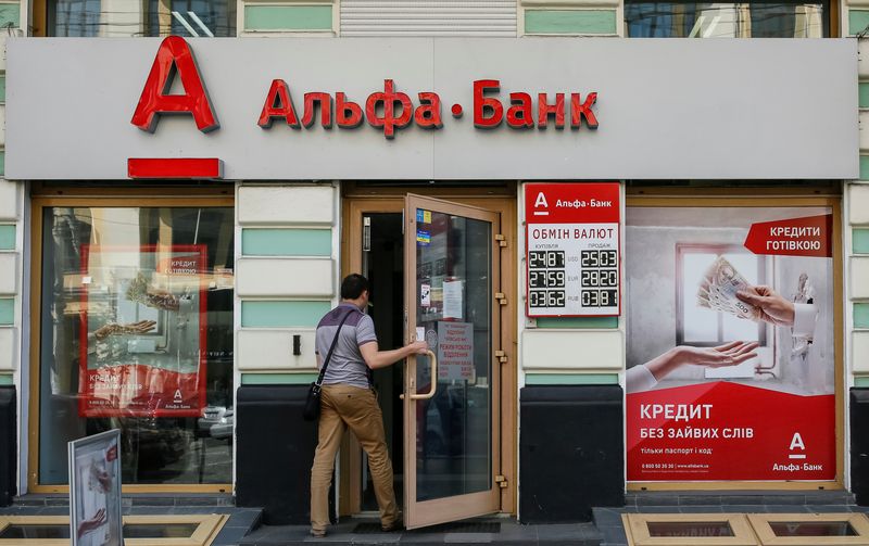 &copy; Reuters. FILE PHOTO: A man enters a branch of Alfa bank in Kiev, Ukraine, August 4, 2016.  REUTERS/Gleb Garanich