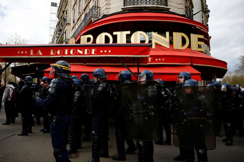 © Reuters. French gendarmes secure a position in front of La Rotonde restaurant during a demonstration as part of the eleventh day of nationwide strikes and protests against French government's pension reform, in Paris, France, April 6, 2023.   REUTERS/Sarah Meyssonnier 
