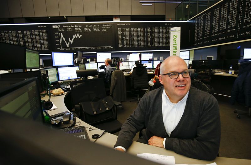 &copy; Reuters. Photo d'un trader qui travaille à son bureau devant à la bourse de Francfort. /Photo prise le 21 janvier 2016 à Francfort, Allemagne/REUTERS/Kai Pfaffenbach