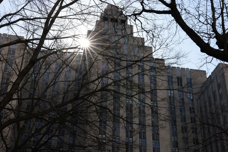 © Reuters. Sun shines behind the Manhattan Criminal Court in New York City, U.S., March 29, 2023. Manhattan District Attorney Alvin Bragg's office is investigating $130,000 paid in the final weeks of former U.S. President Donald Trump's 2016 election campaign to Stormy Daniels, a porn star who said she had a sexual encounter with Trump in 2006 when he was married to his current wife Melania. REUTERS/Andrew Kelly