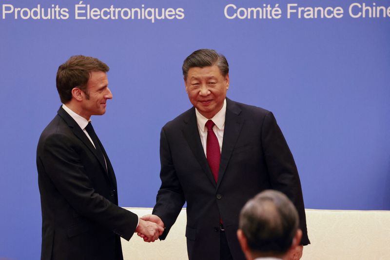 © Reuters. French President Emmanuel Macron and Chinese President Xi Jinping shake hands at a Franco-Chinese business council meeting in Beijing, China April 6, 2023. Ludovic Marin/Pool via REUTERS