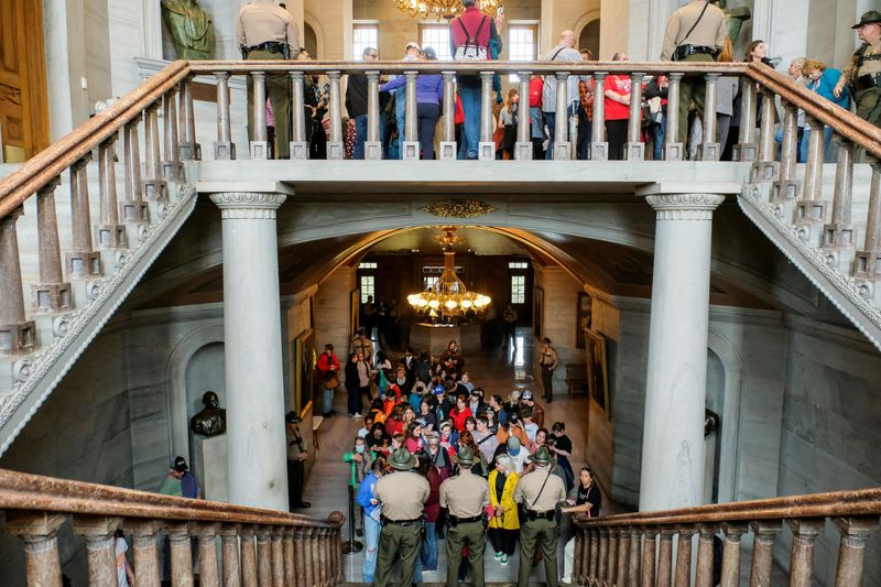 © Reuters. Protesters gather in the Tennessee State Capitol in Nashville, Tennessee, U.S., April 6, 2023.  REUTERS/Kevin Wurm