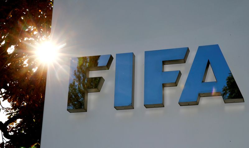 &copy; Reuters. شعار الاتحاد الدولي لكرة القدم (الفيفا) أمام مقره بزوريخ في سويسرا بصورة من أرشيف رويترز.
