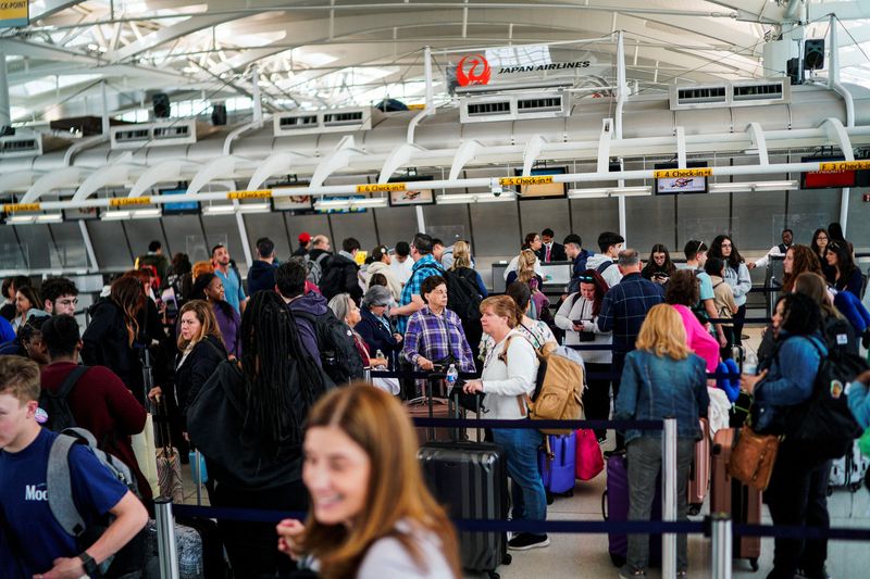 &copy; Reuters. Travelers wait to check in at John F. Kennedy International Airport in New York City, U.S., April 6, 2023. REUTERS/Eduardo Munoz