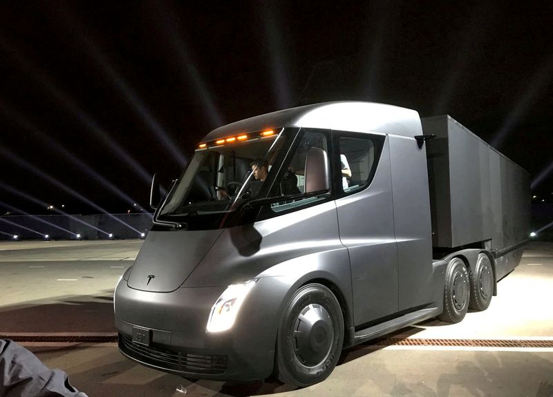 © Reuters. FILE PHOTO: Tesla's new electric semi truck is unveiled during a presentation in Hawthorne, California, U.S., November 16, 2017. REUTERS/Alexandria Sage/File Photo/File Photo