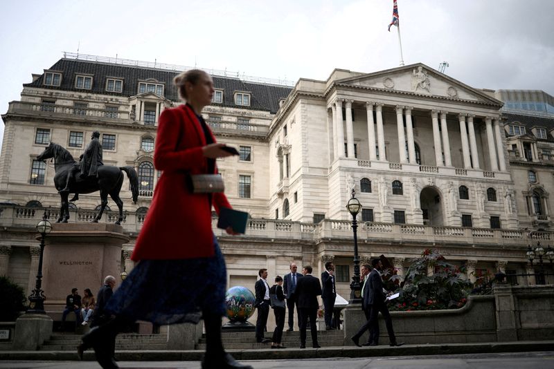&copy; Reuters. FILE PHOTO: People stand outside the Bank of England in the City of London financial in London, Britain, October 3, 2022. REUTERS/Henry Nicholls