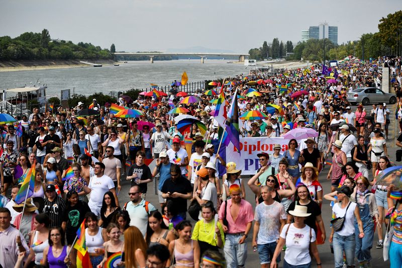 &copy; Reuters. Photo d'archives montrant des gens à la marche des Fiertés de Budapest. /Photo prise le 23 juillet 2022 à Budapest, Hongrie/REUTERS/Marton Monus