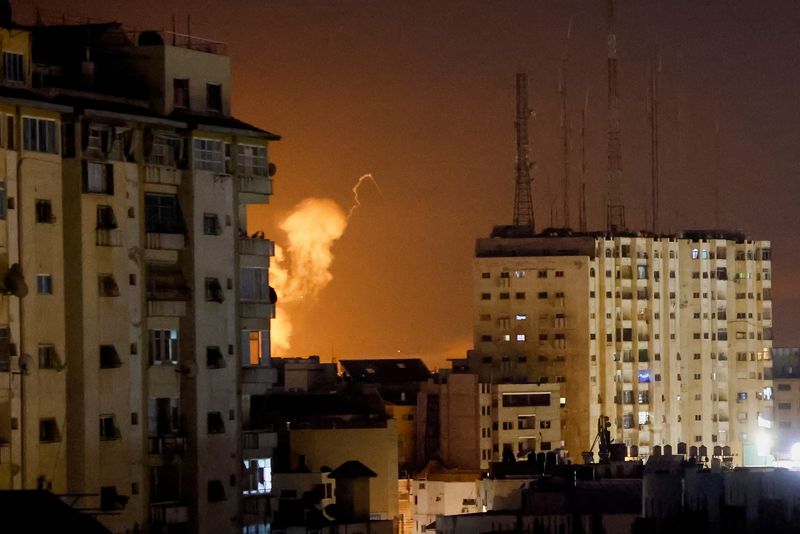 © Reuters. الدخان يتصاعد خلال ضربة جوية إسرائيلية على غزة يوم الخميس. تصوير: محمد سالم - رويترز. 
