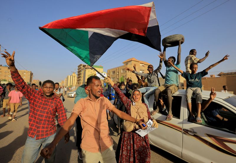 © Reuters. متظاهرون يشاركون في مسيرة بمناسبة ذكرى المظاهرات التي اندلعت في أبريل نيسان 2019 في الخرطوم يوم الخميس. تصوير: محمد نور الدين عبد الله - رويترز.
