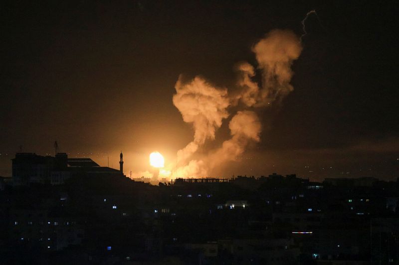 &copy; Reuters. دخان وألسنة اللهب تتصاعد خلال قصف جوي إسرائيلي على غزة يوم الخميس. تصوير: بشار طالب - رويترز.