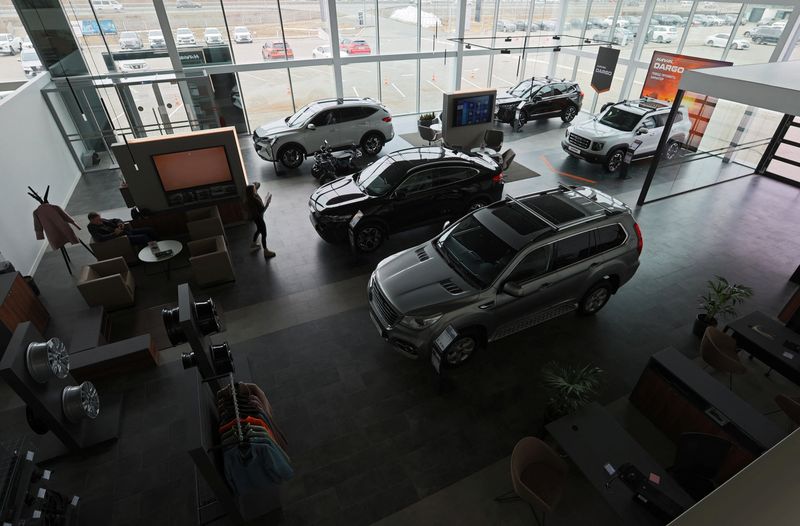 &copy; Reuters. 　欧州ビジネス協会（ＡＥＢ）が４月６日発表した３月のロシア新車販売台数は前年同期比１０．６％減の４万８４１４台となった。写真はウラジオストクの店舗に並ぶ中国車。３月２２日