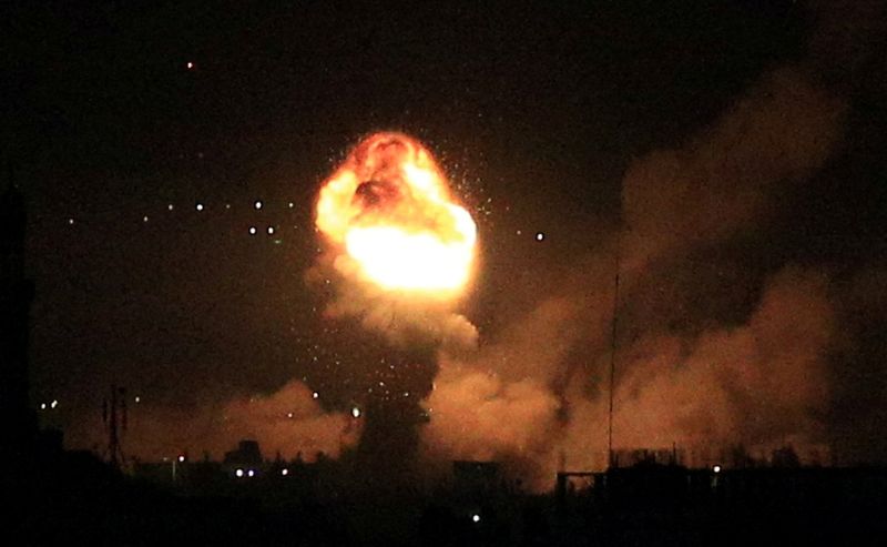 &copy; Reuters. Smoke and flames rise during Israeli airstrikes in Gaza, April 6, 2023. REUTERS/Bashar Talib 