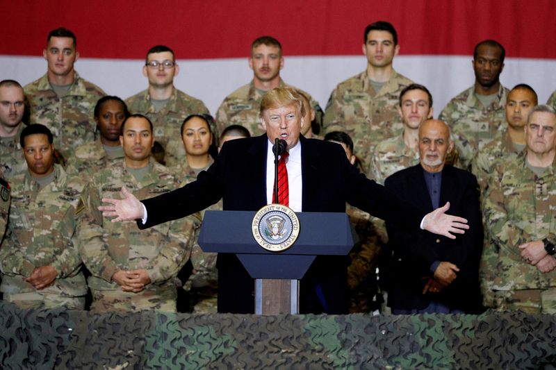 © Reuters. الرئيس الأمريكي السابق دونالد ترامب يدلي بتصريحات للجنود الأمريكيين في زيارة مفاجئة لقاعدة باجرام في أفغانستان في صورة من أرشيف رويترز.