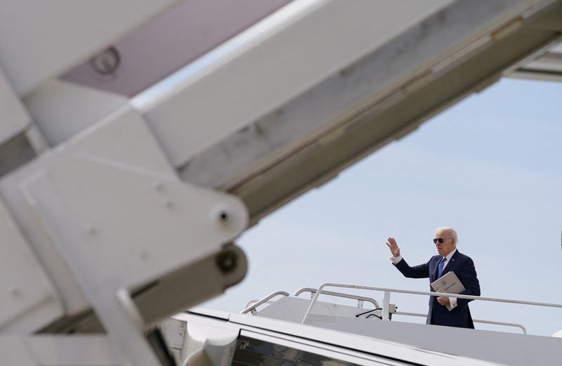 &copy; Reuters. الرئيس الأمريكي جو بايدن يلوح بيده بينما يستقل الطائرة الرئاسية في ولاية ديلاوير يوم الثالث من أبريل نيسان 2023. تصوير: كيفن لامارك - رويترز.