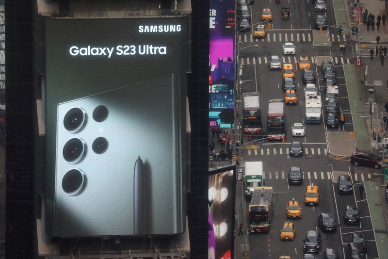 &copy; Reuters. Un panneau d'affichage numérique de Samsung Electronics Co dans le quartier de Times Square à Manhattan, à New York, aux États-Unis. /Photo prise le 2 mars 2023/REUTERS/Chris Helgren