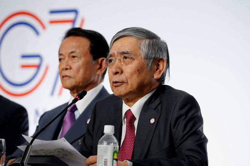 &copy; Reuters. FOTO DE ARCHIVO. El entonces ministro de Finanzas japonés, Taro Aso, y el gobernador del Banco de Japón, Haruhiko Kuroda, hablan durante una rueda de prensa en la reunión de ministros de Finanzas y gobernadores de bancos centrales del G7 en Chantilly, 