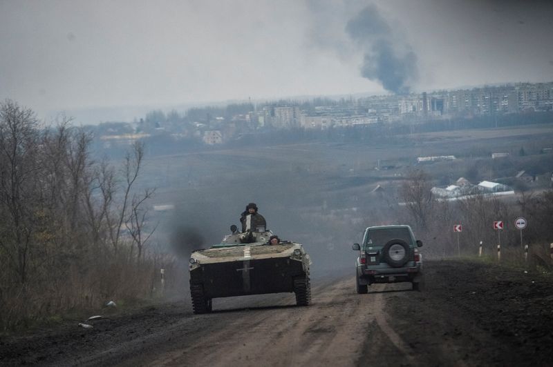 &copy; Reuters. جنود أوكرانيون على متن دبابة مقاتلة من سلاح المشاة أثناء تقدمها قرب مدينة باخموت يوم الخميس. تصوير : 
أوليكساندر كليمنكو - رويترز .  