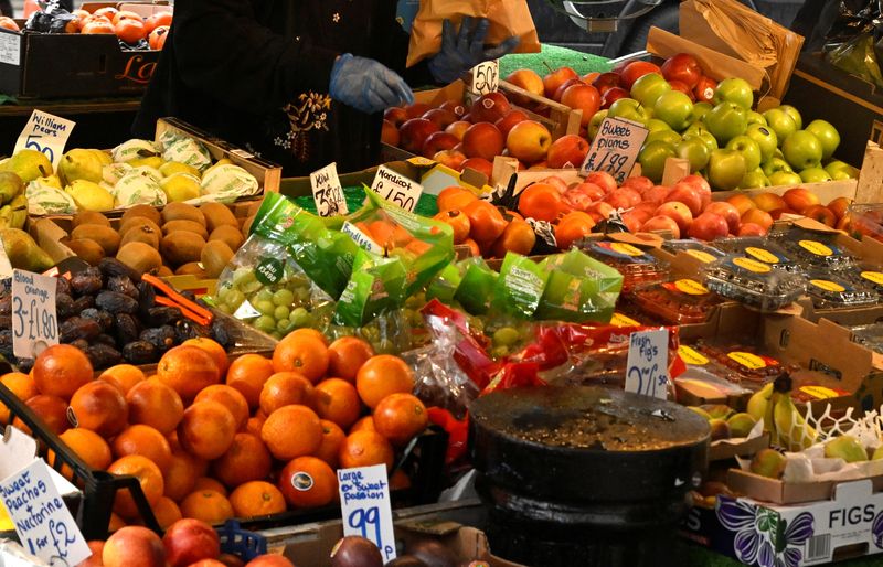 &copy; Reuters. منظر عام لفواكه طازجة في سوق تجاري خارجي للفاكهة والخضروات في لندن يوم 31 مارس آذار 2023. تصوير: توبي ميلفيل - رويترز.